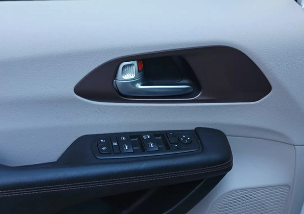 Chrysler Pacifica cena 99900 przebieg: 66800, rok produkcji 2018 z Piaseczno małe 172